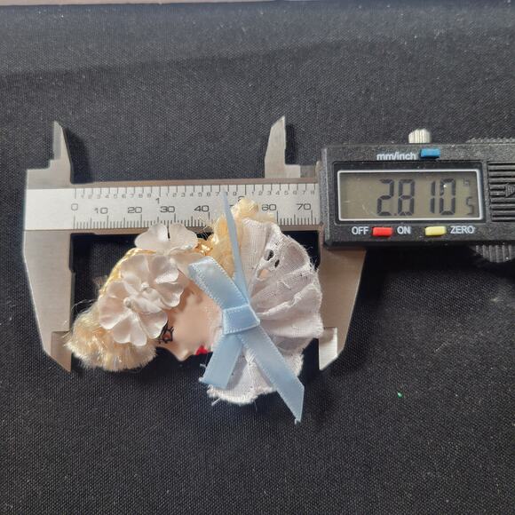 Glamour Lady Head Brooch Face With White Lace and Blue Ribbon 1980's Gift Box - Picture 6 of 7